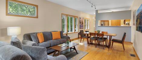 House (4 Bedrooms) | Living room | TV, books