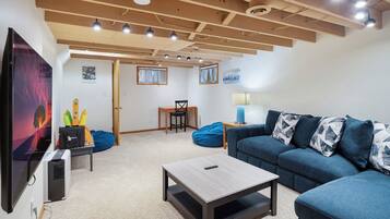 Maison (4 Bedrooms) | Salle de séjour | Télévision, livres