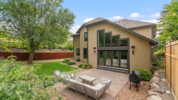 Villa (6 Bedrooms) | Exterior