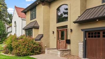 Villa (6 Bedrooms) | Exterior