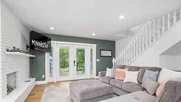 House (3 Bedrooms) | Ruang tamu | TV