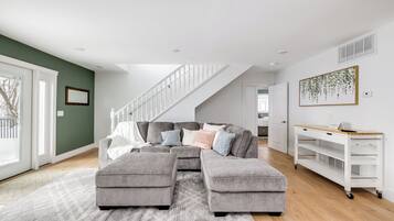 House (3 Bedrooms) | Ruang tamu | TV