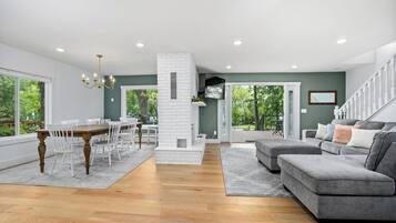 House (3 Bedrooms) | Ruang tamu | TV