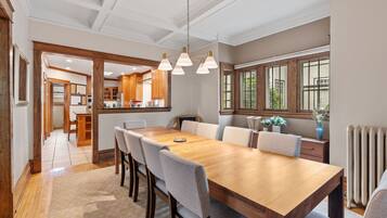 Villa (4 Bedrooms) | In-room dining