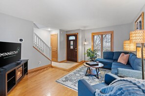 Casa (3 Bedrooms) | Sala de estar | Televisión, chimenea y libros