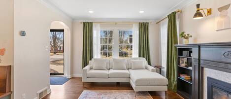 Casa (4 Bedrooms) | Soggiorno | TV, caminetto, libri