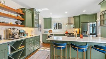 Maison (4 Bedrooms) | Cuisine privée | Micro-ondes, four, plaque de cuisson, lave-vaisselle