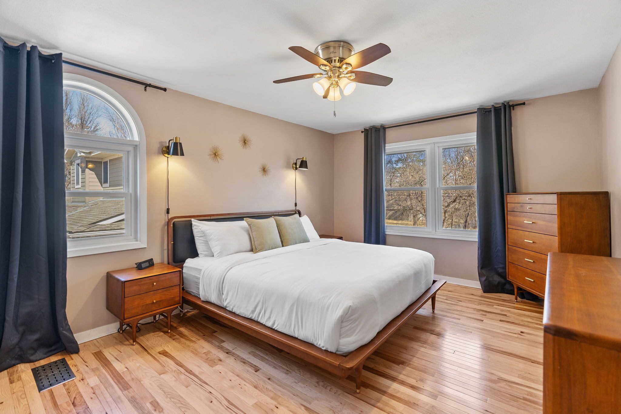 House (4 Bedrooms) | 4 bedrooms, desk, laptop workspace, bed sheets