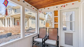 House (4 Bedrooms) | Porch