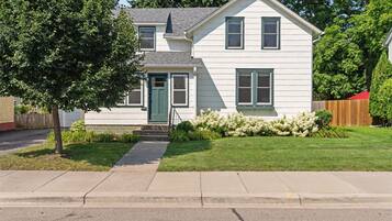 House (3 Bedrooms) | Exterior