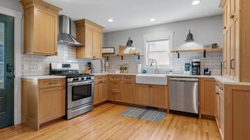 House (3 Bedrooms) | Private kitchen | Microwave, oven, stovetop, dishwasher