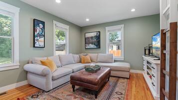 House (3 Bedrooms) | Living room | TV