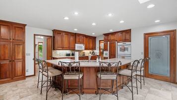 Maison (5 Bedrooms) | Cuisine privée | Micro-ondes, four, plaque de cuisson, lave-vaisselle