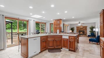 Maison (5 Bedrooms) | Cuisine privée | Micro-ondes, four, plaque de cuisson, lave-vaisselle