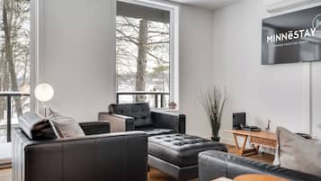 House (3 Bedrooms) | Living room | TV, DVD player