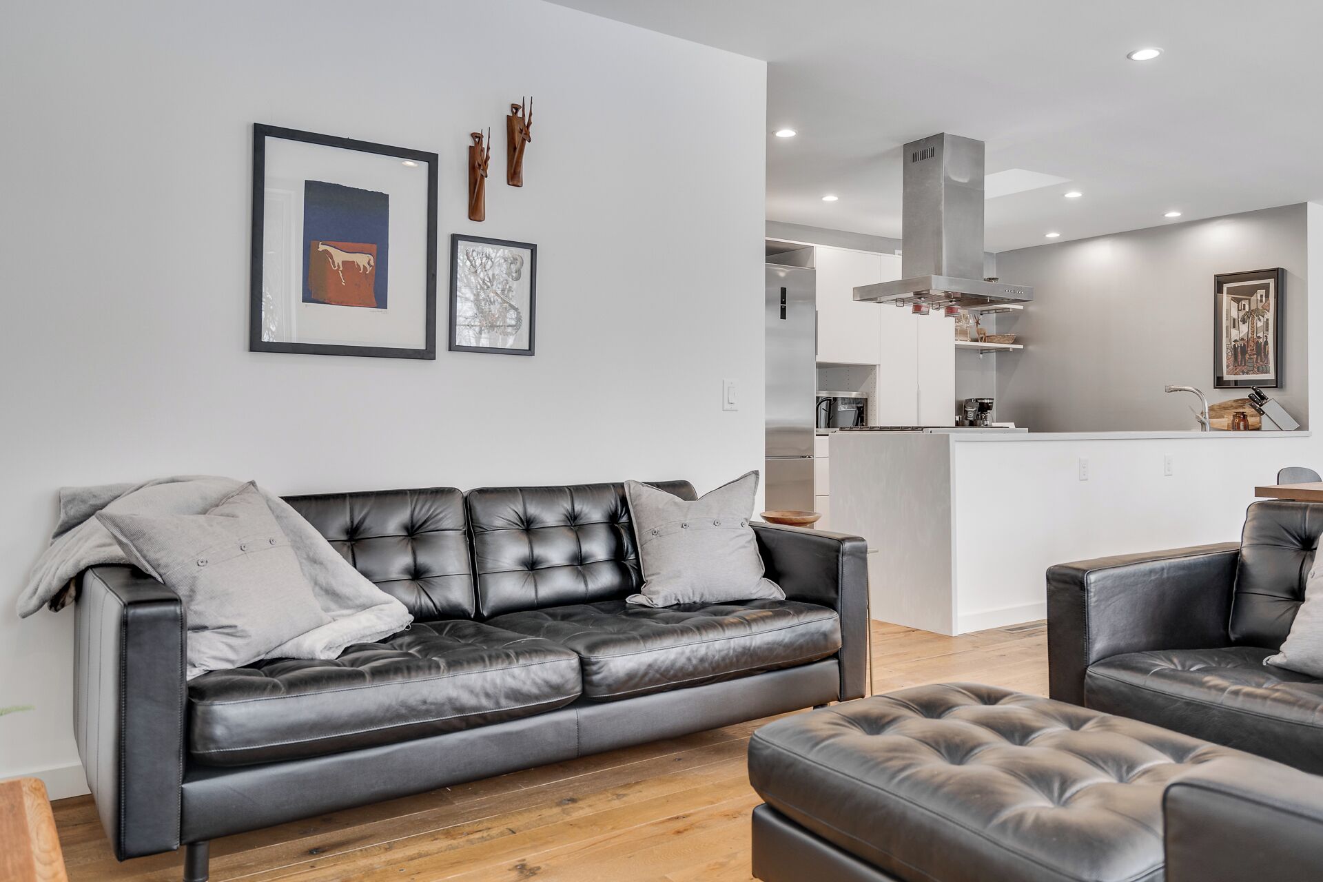 House (3 Bedrooms) | Living room | TV, DVD player