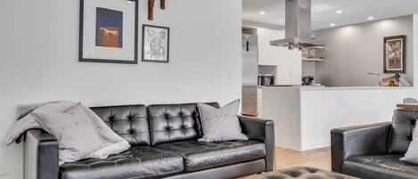 House (3 Bedrooms) | Living room | TV, DVD player