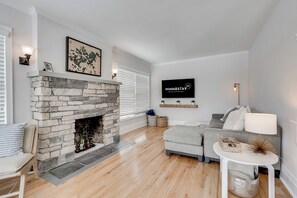 Maison (3 Bedrooms) | Salle de séjour | Téléviseur