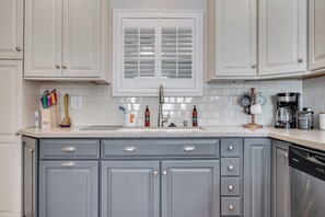 House (3 Bedrooms) | Property amenity - D. Lakefront Cottage (Excelsior)