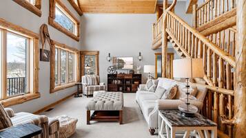 Casa (4 Bedrooms) | Sala de estar | Televisión y libros