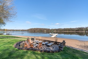 House (4 Bedrooms) | Lake