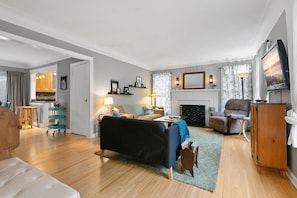 House (3 Bedrooms) | Living room | TV, video-game console, table tennis, books