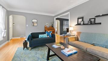 Maison (3 Bedrooms) | Salle de séjour | Télévision, console de jeux vidéo, table de tennis de table, livres