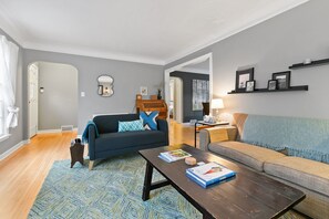 Maison (3 Bedrooms) | Salle de séjour | Télévision, console de jeux vidéo, table de tennis de table, livres