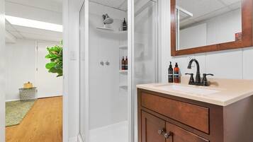 House (3 Bedrooms) | Bathroom