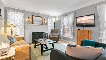 Maison (3 Bedrooms) | Salle de séjour | Télévision, console de jeux vidéo, table de tennis de table, livres