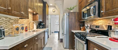 Rumah (3 Bedrooms) | Dapur pribadi | Microwave, oven, kompor, dan mesin pencuci piring