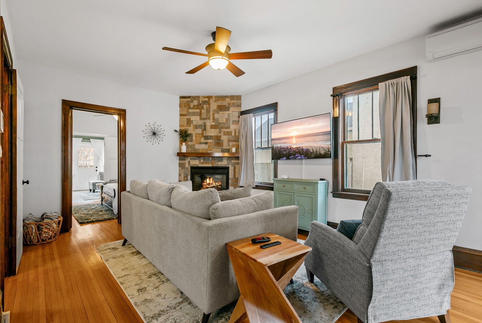 Casa (3 Bedrooms) | Sala de estar | TV, lareira, livros