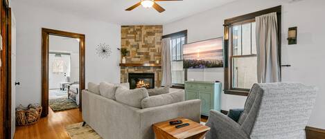 Talo (3 Bedrooms) | Olohuone | Televisio, takka, kirjoja