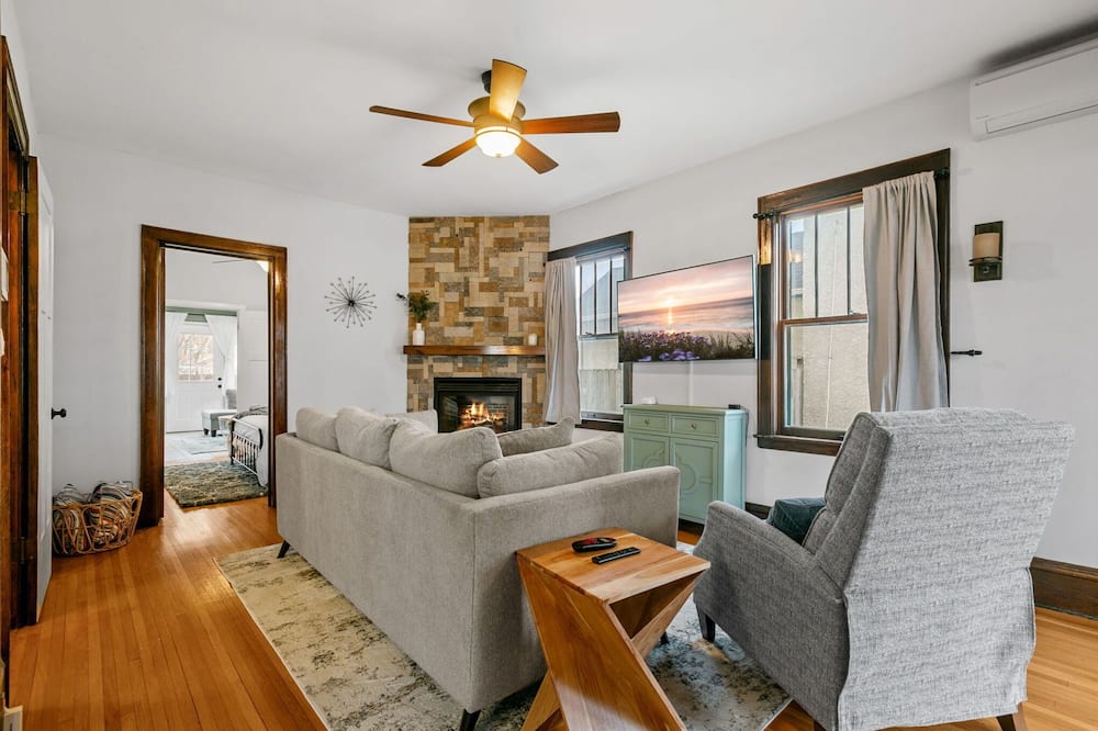 Lyndale Pleasant Getaway - Plymouth, MN