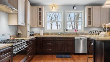 House (3 Bedrooms) | Private kitchen | Microwave, oven, stovetop, dishwasher