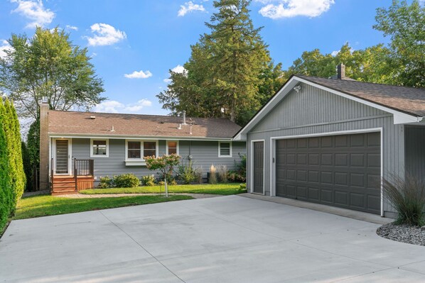 House (3 Bedrooms) | Front of property