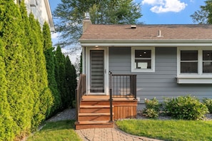House (3 Bedrooms) | Property entrance