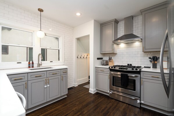 House (3 Bedrooms) | Private kitchen | Microwave, oven, stovetop, dishwasher