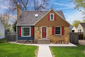 House (4 Bedrooms) | Exterior