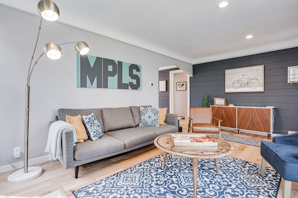 House (4 Bedrooms) | Living room