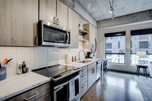 Lejlighed (1 Bedroom) | Privat køkken | Mikrobølgeovn, ovn, kogeplade, opvaskemaskine