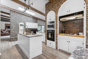 House (6 Bedrooms) | Property amenity