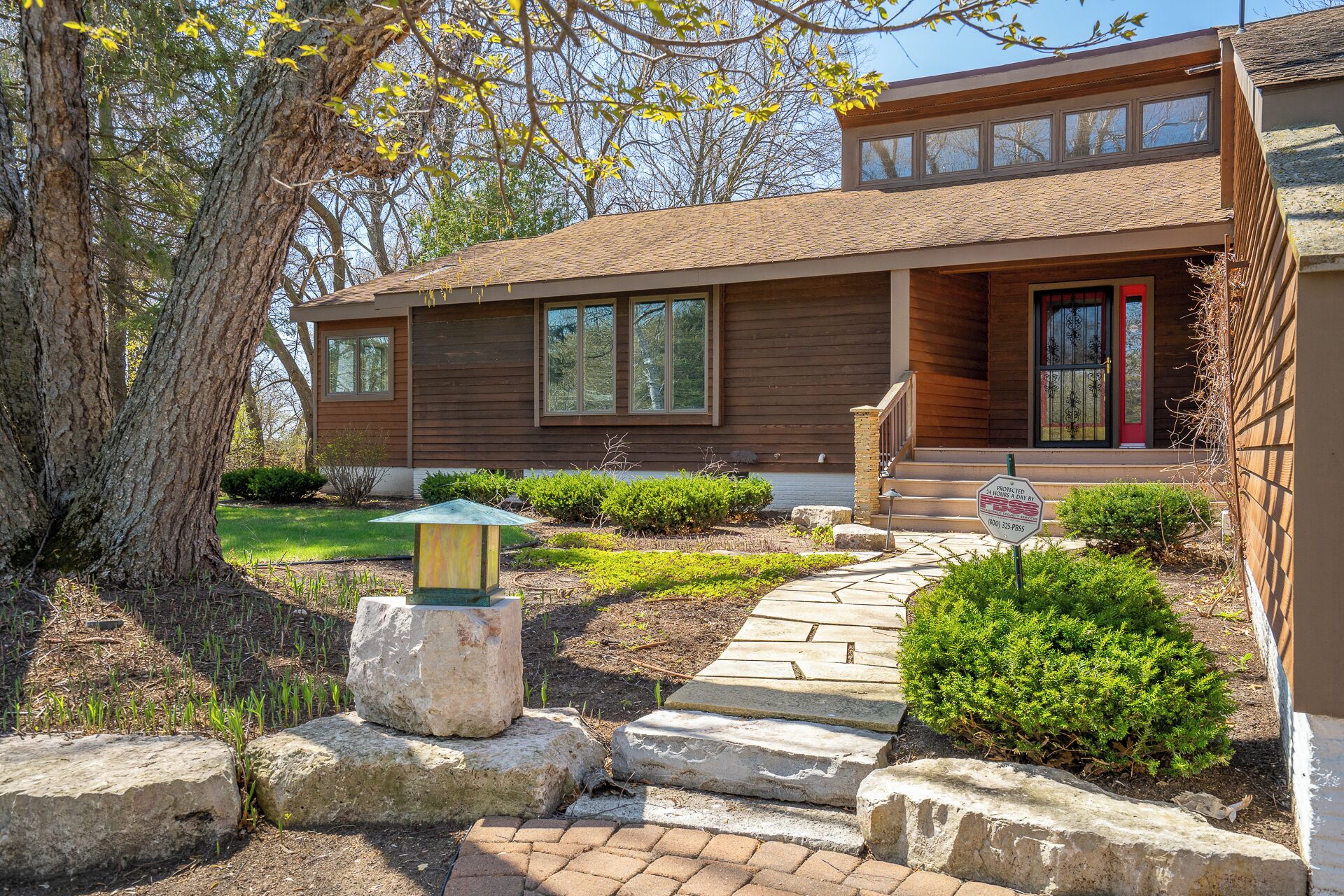 House (3 Bedrooms) | Exterior