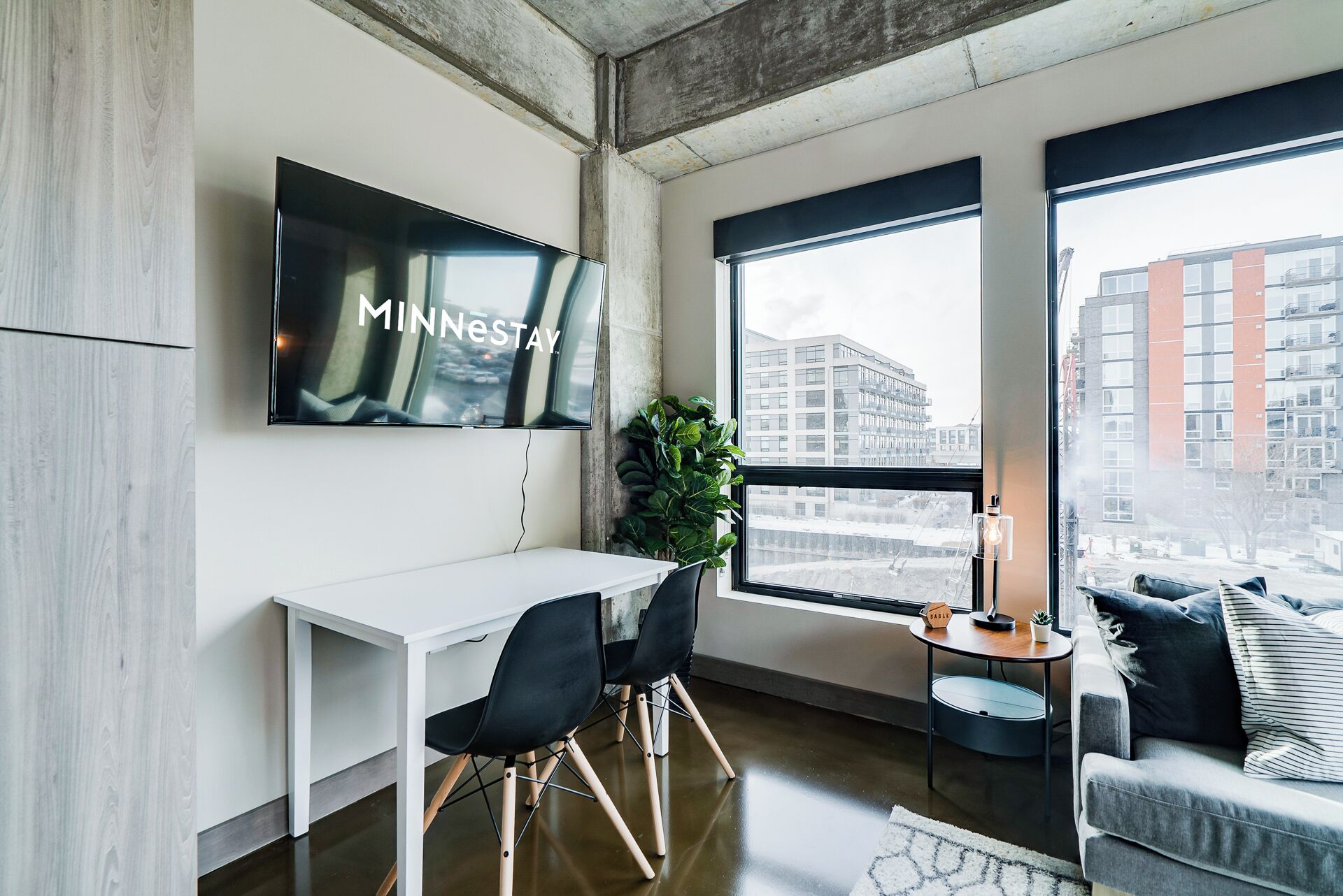 Apartment (0 Bedroom) | Living room | TV