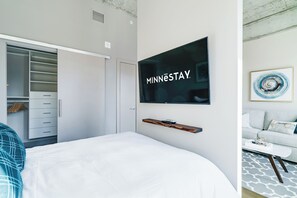 Apartamento (1 Bedroom) | 1 quarto, espaço de trabalho para notebook, roupa de cama