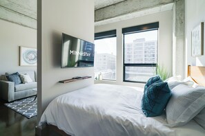 Departamento (0 Bedroom) | 1 habitación, espacio para trabajar con laptop y ropa de cama 