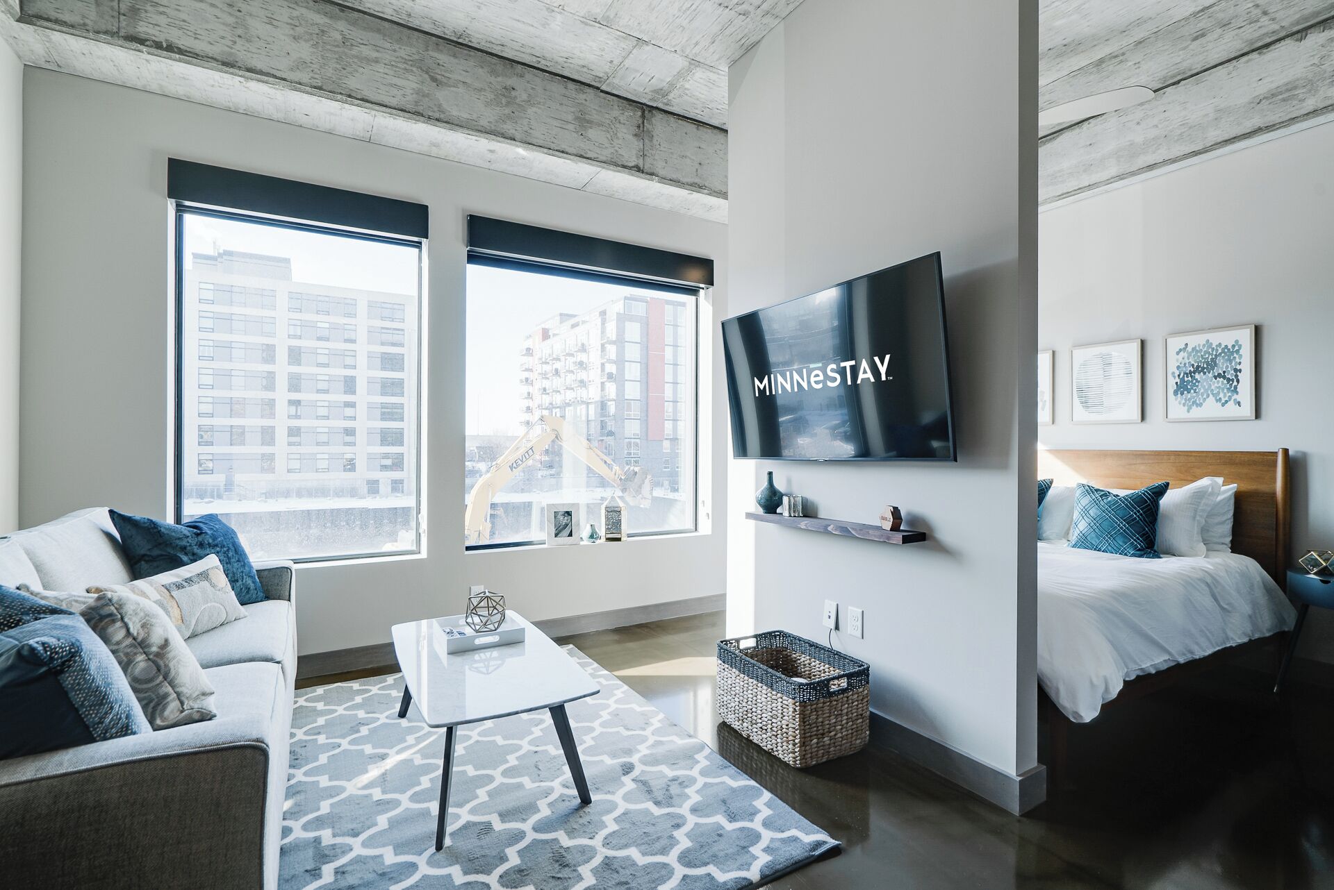 Apartment (0 Bedroom) | Living room | TV