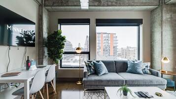 Apartment (0 Bedroom) | Wohnzimmer | Fernseher