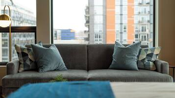 Apartment (0 Bedroom) | Living room | TV