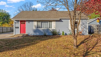 House (3 Bedrooms) | Exterior